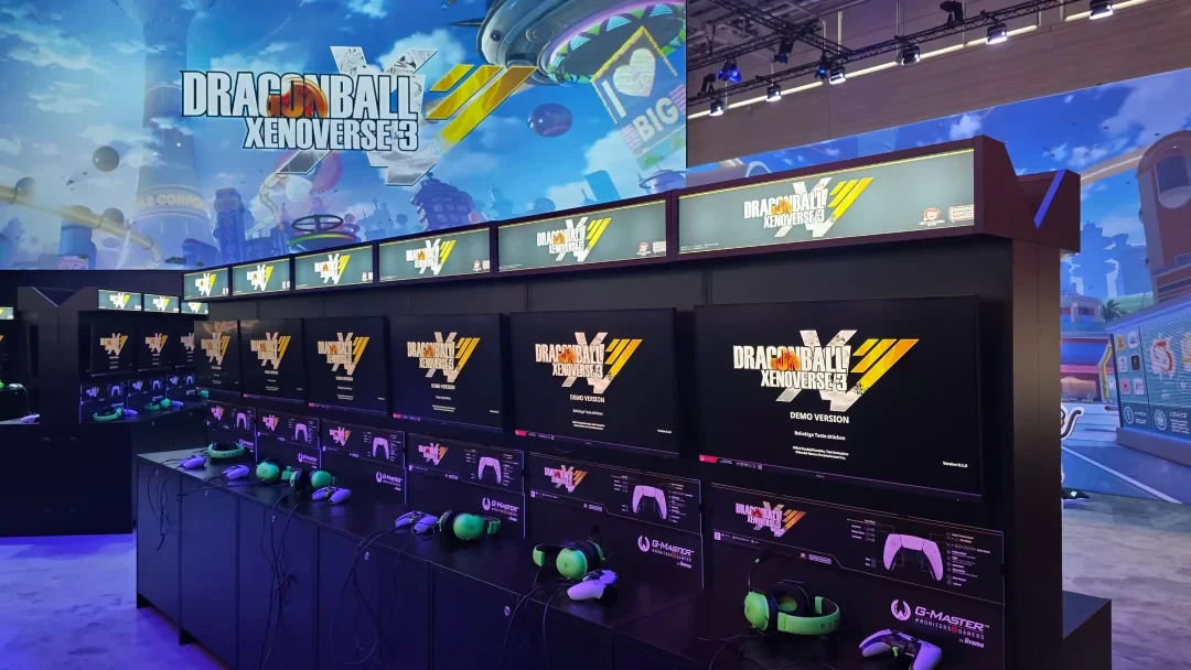 Stand de démonstration de Dragon Ball Xenoverse 3 avec des postes de jeu