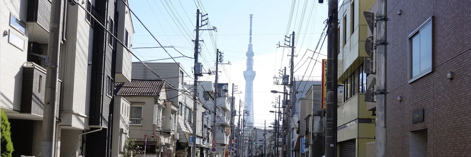 Une rue du quartier de Sanya, à Tokyo