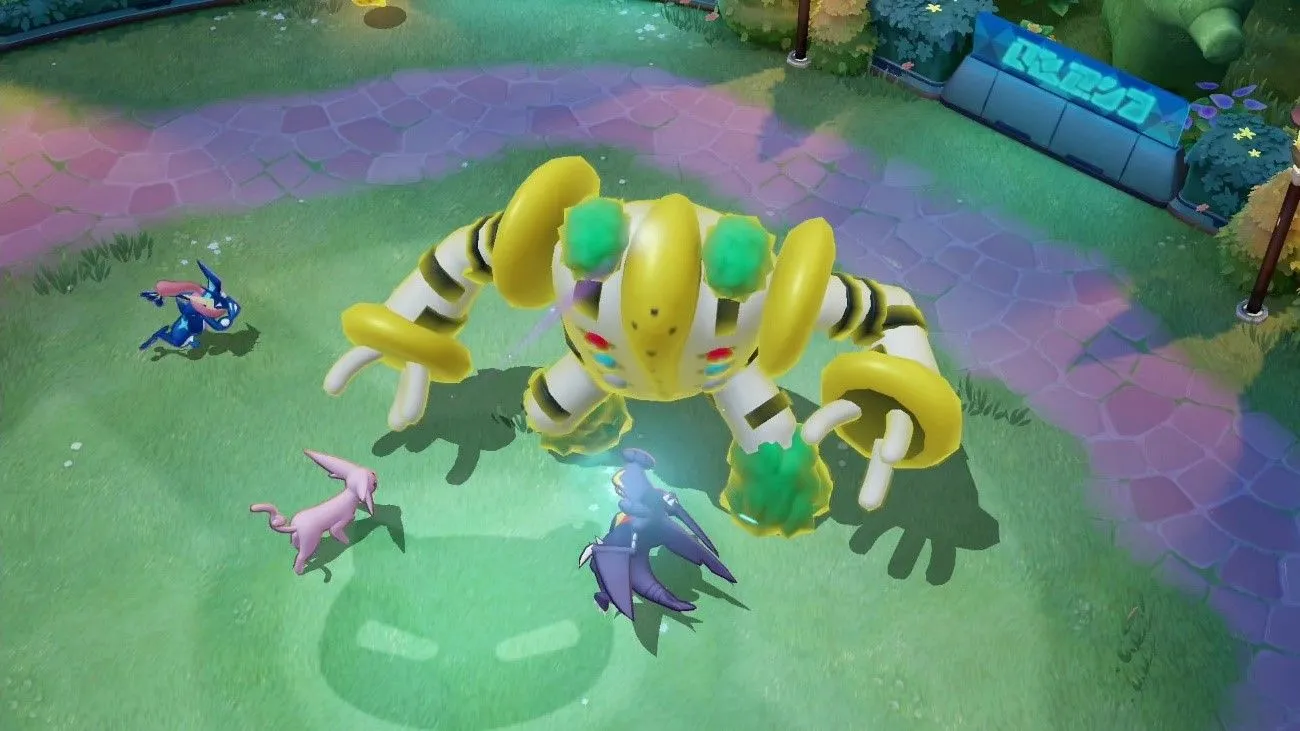 Capture de jeu de Pokémon UNITE : Amphinobi, Mentali et Carchacrok attaquent un Regigigas géant au milieu d’une arène herbeuse bordée d’un chemin pavé.