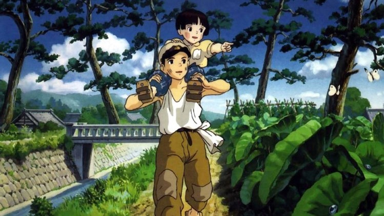 Seita porte sa petite sœur Setsuko sur ses épaules sur un chemin de campagne, dans Le Tombeau des Lucioles