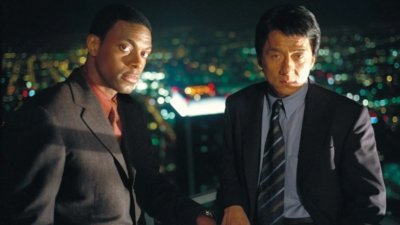 Le duo de Rush Hour, Chris Tucker et Jackie Chan, devant une ville illuminée
