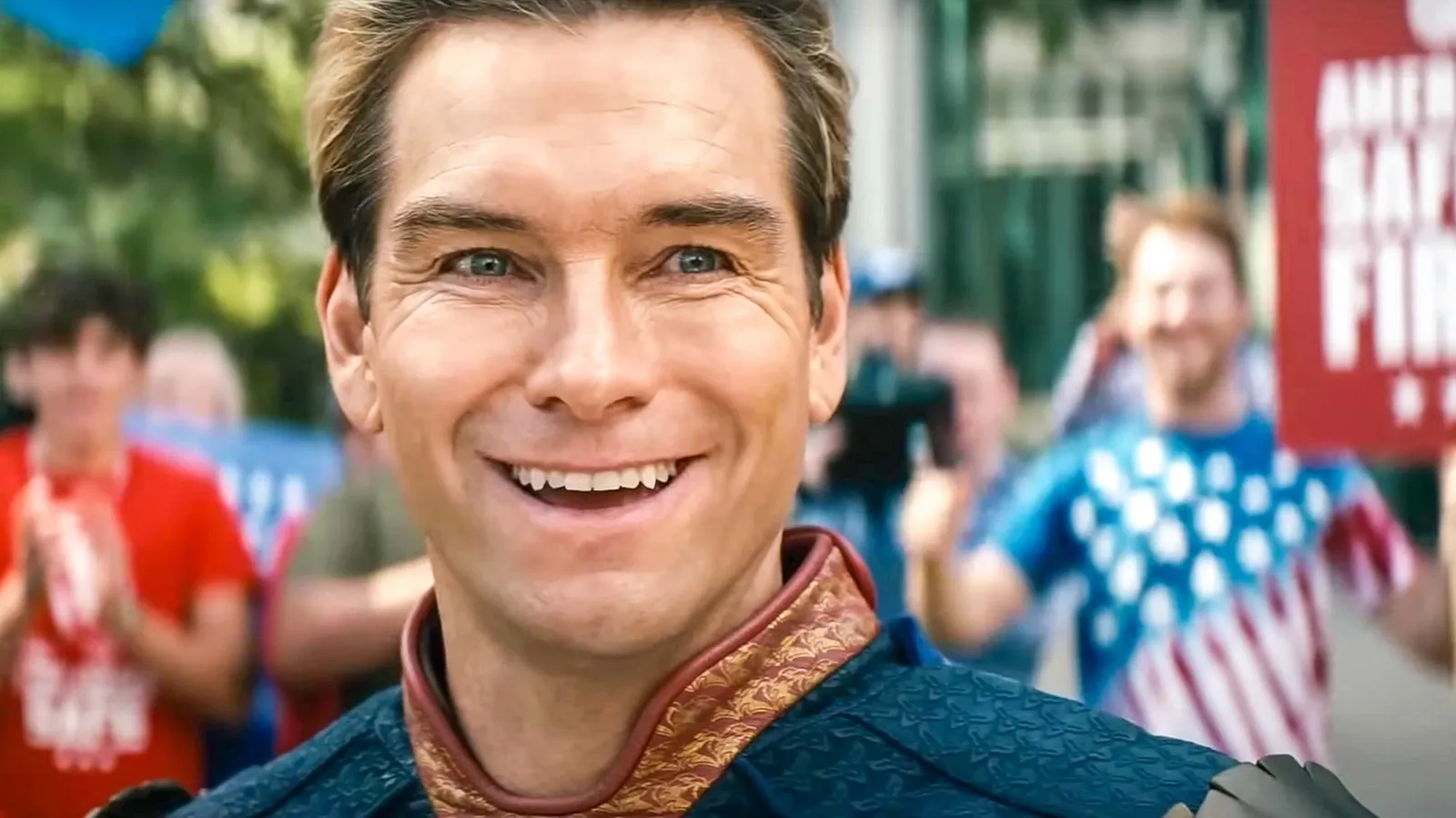 Homelander, tout sourire, au milieu d’une foule de partisans dans The Boys