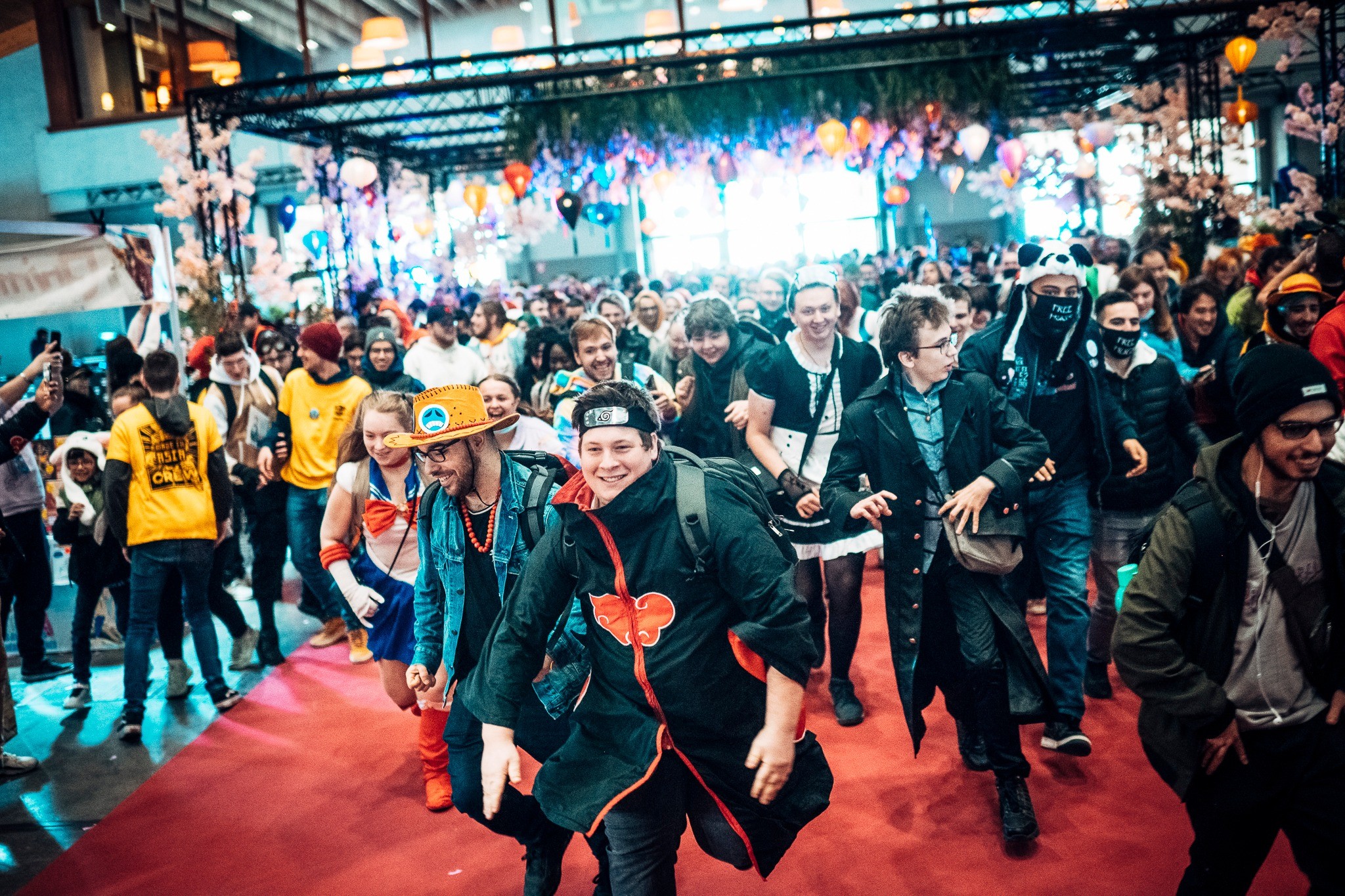 Foule de visiteurs et de cosplayeurs entrant en courant dans le hall de la Made in Asia