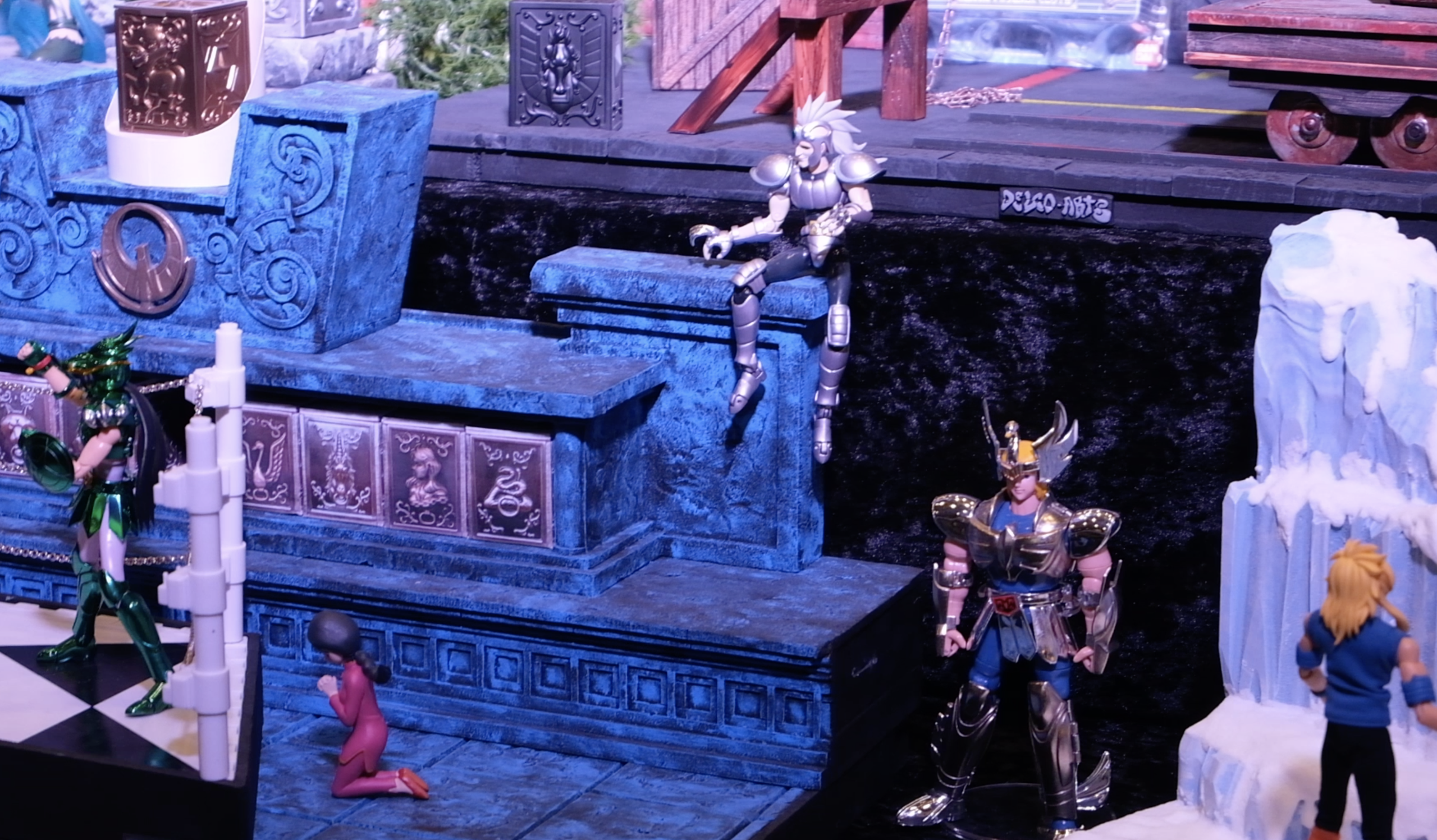 Gros plan du ring&nbsp;: Seiya en armure de Pégase et Shiryu en armure du Dragon prêts au combat