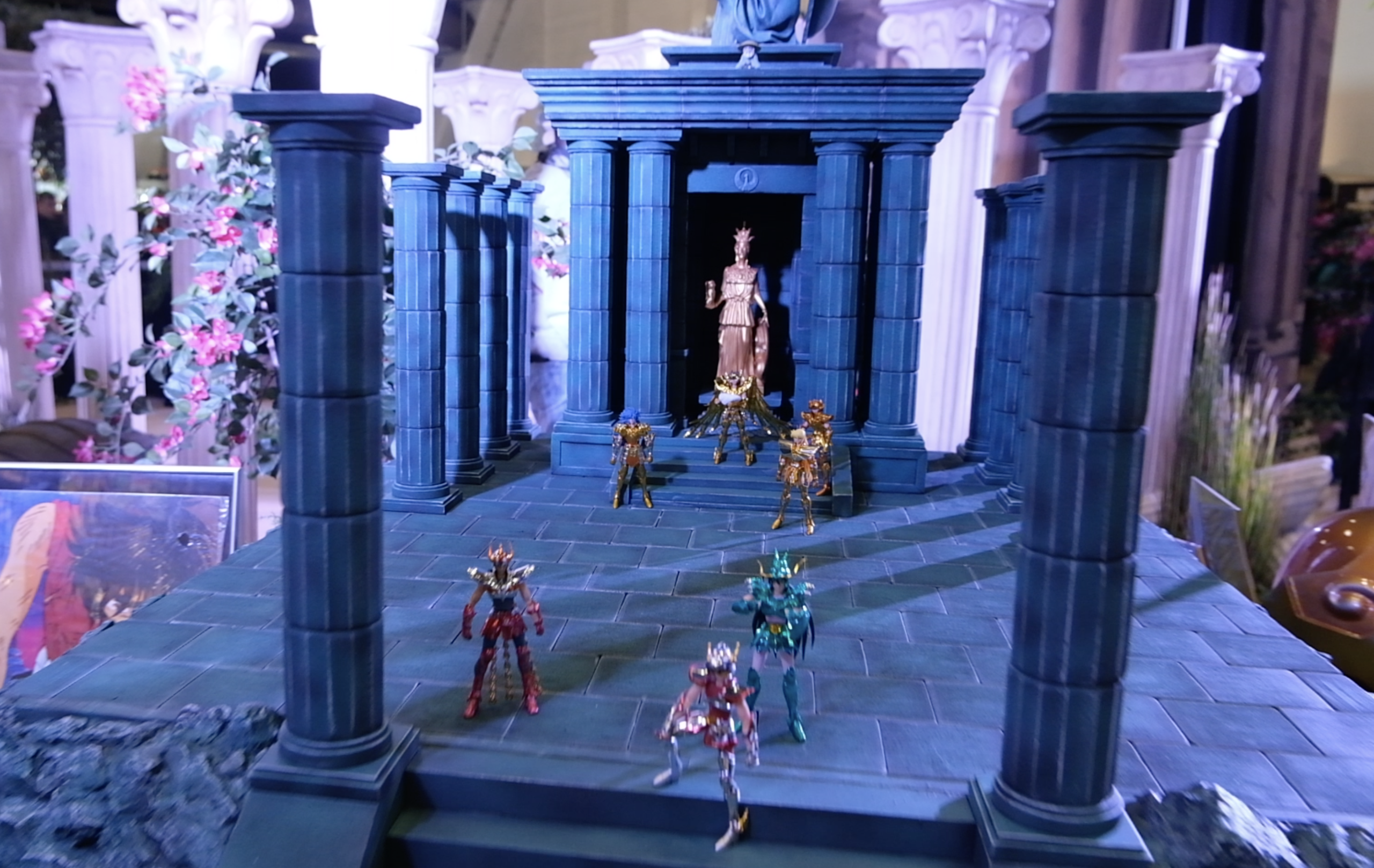Temple miniature aux colonnes bleues&nbsp;: statue d’Athéna, chevaliers d’or et chevaliers de bronze