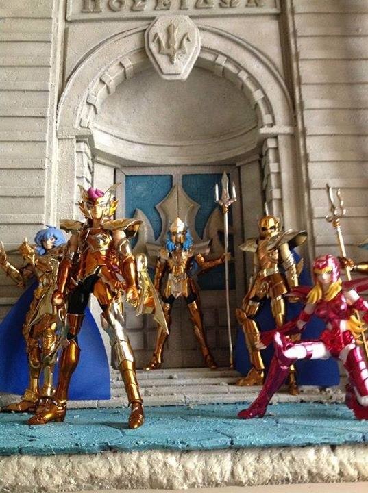 Figurines Saint Seiya des Marinas devant l’entrée du temple de Poséidon
