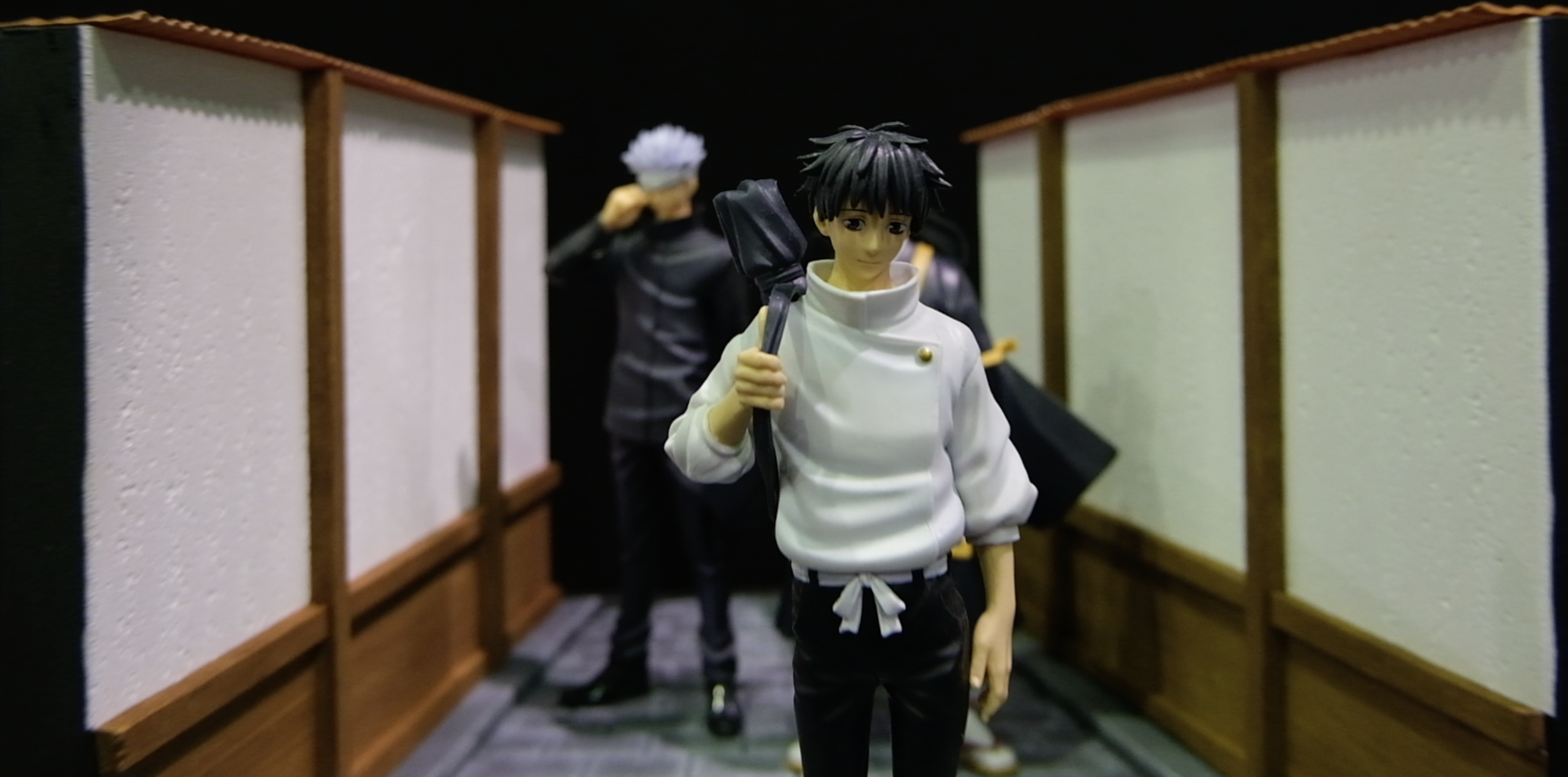 Diorama Jujutsu Kaisen&nbsp;: Yuta en uniforme blanc dans un couloir japonais, Gojo en arrière-plan