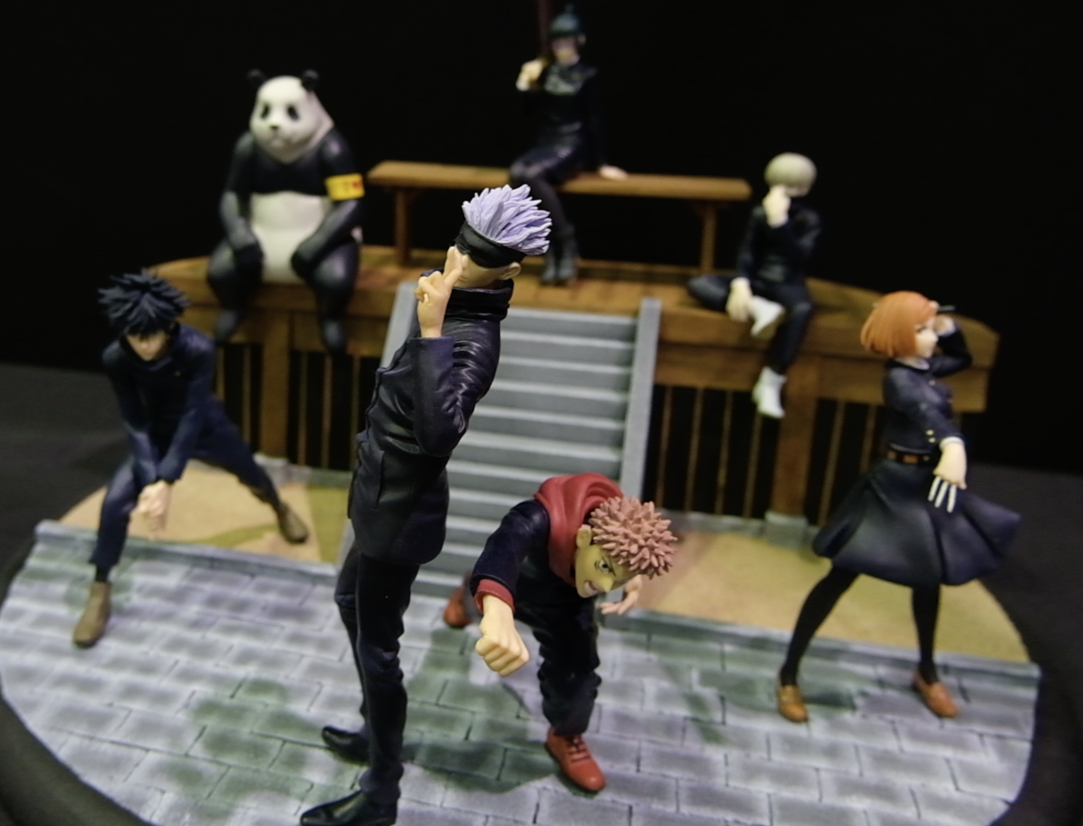 Diorama Jujutsu Kaisen&nbsp;: Gojo, Itadori, Megumi, Nobara, Panda et leurs camarades devant un escalier
