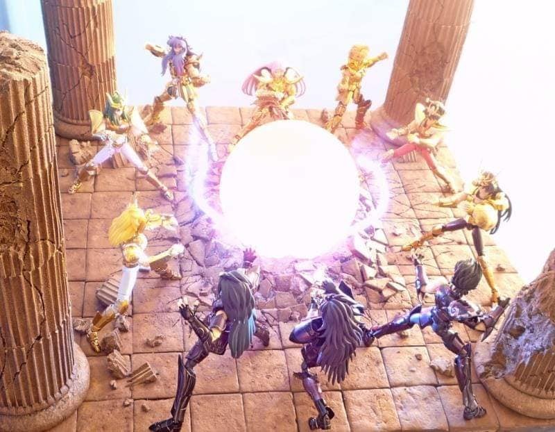 Diorama Saint Seiya&nbsp;: chevaliers d’or face à trois Spectres autour d’une explosion d’énergie