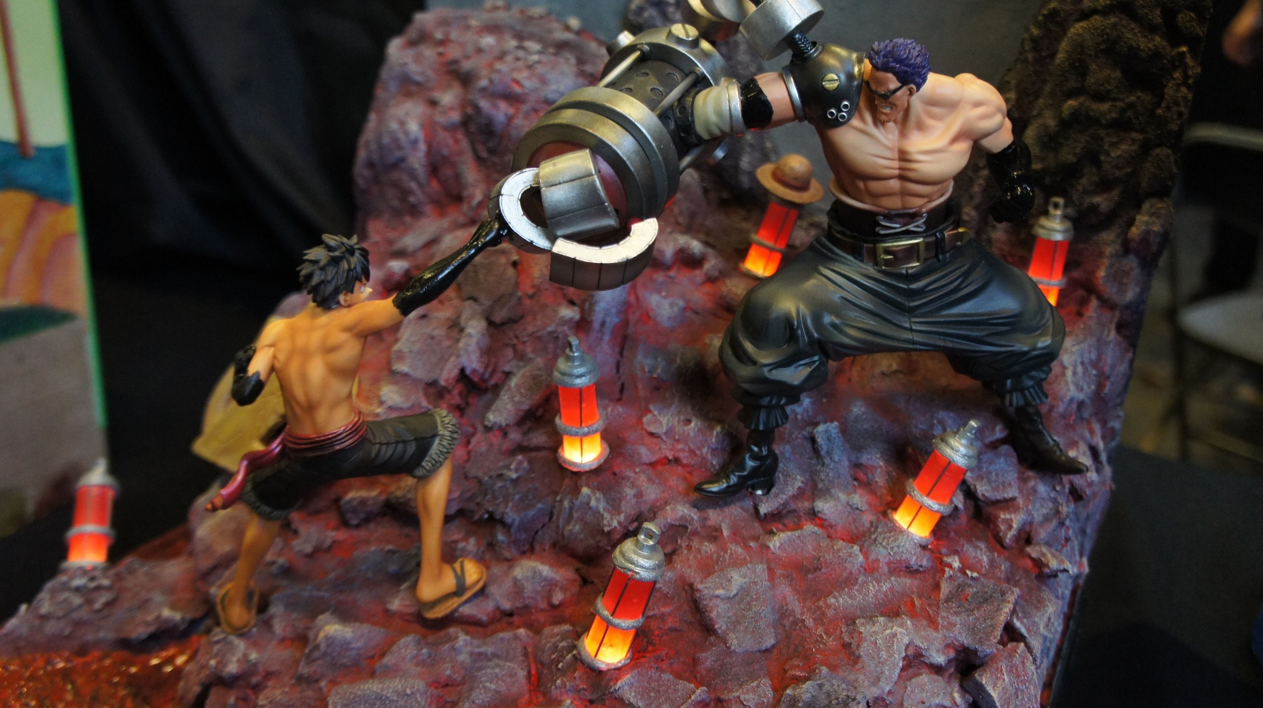 Diorama One Piece&nbsp;: Luffy face à un colosse au gantelet géant, entre des lanternes rouges