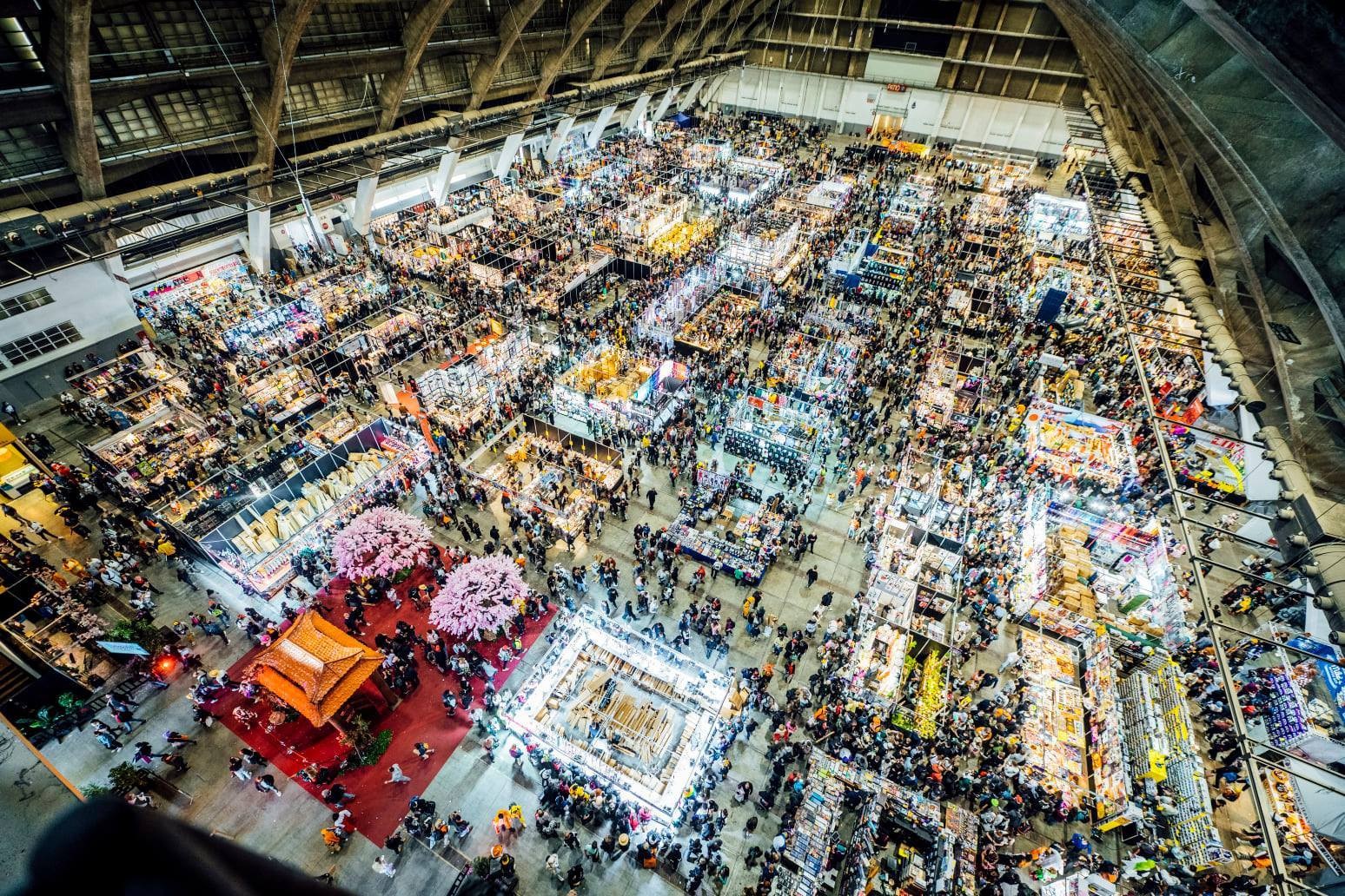 Vue plongeante sur les stands et la foule dans le grand hall de la Made in Asia