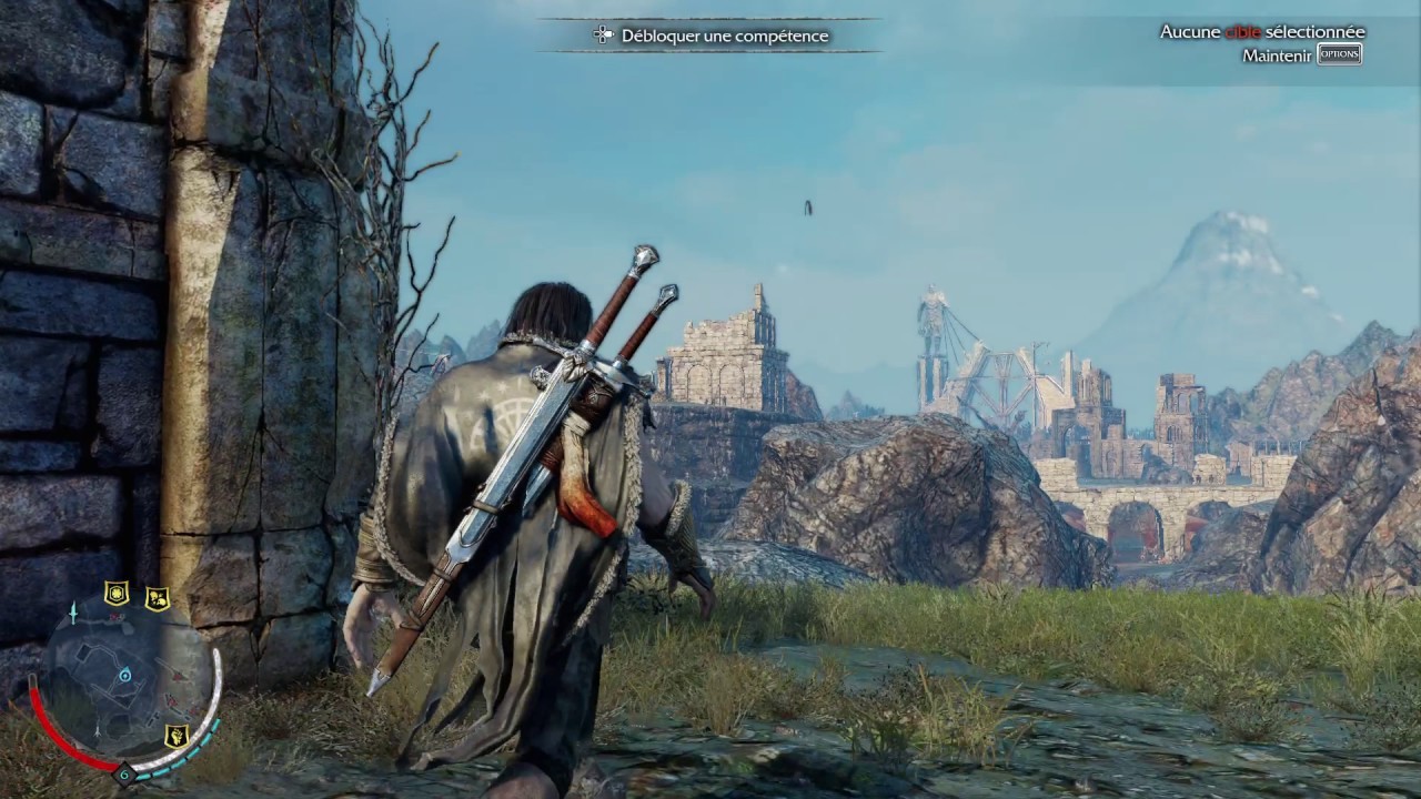 Talion, deux épées dans le dos, observe des ruines du Mordor, capture de L’Ombre du Mordor