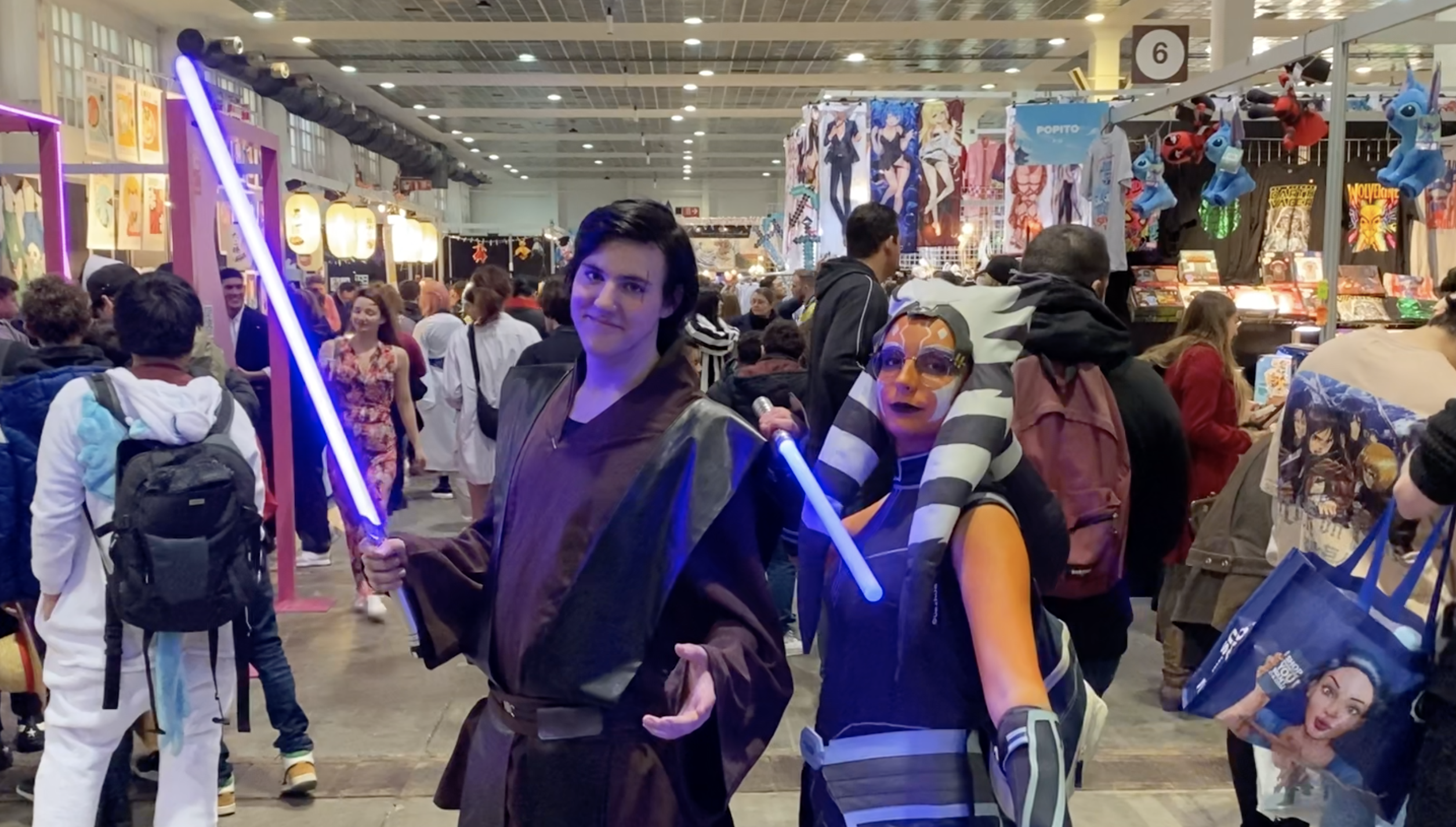 Cosplayeurs en Jedi et en Ahsoka Tano, sabres laser allumés, dans les allées de la Made in Asia