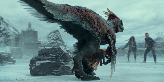 Dinosaure à plumes déployant ses ailes dans la neige, face à deux personnages