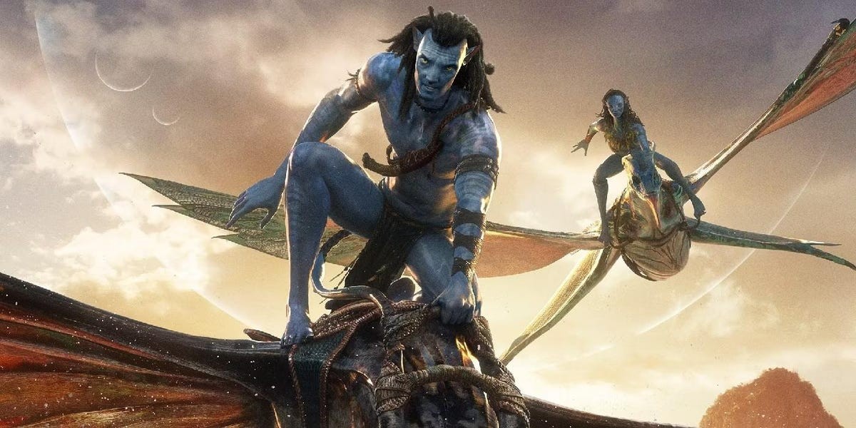 Jake Sully accroupi sur un banshee en vol, suivi d’une Na’vi sur sa monture