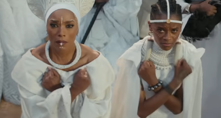 Ramonda et Shuri, vêtues de blanc, font le salut du Wakanda