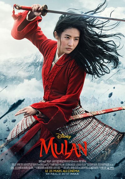 Affiche de Mulan de Disney&nbsp;: la guerrière en tenue rouge brandit son épée