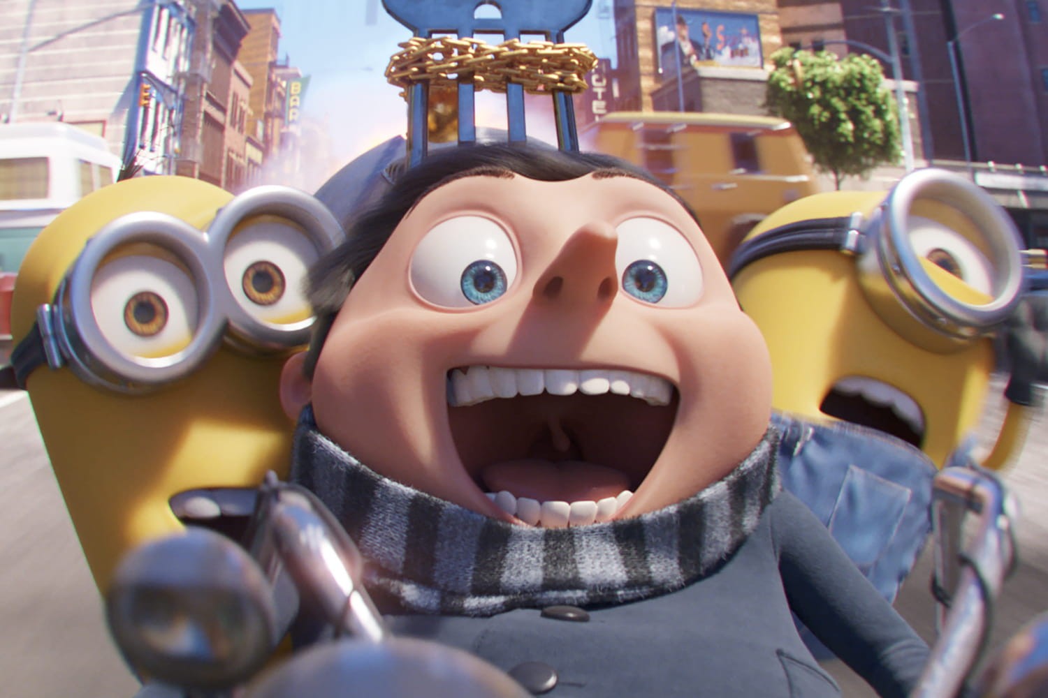 Le jeune Gru hilare sur une moto, entre deux Minions