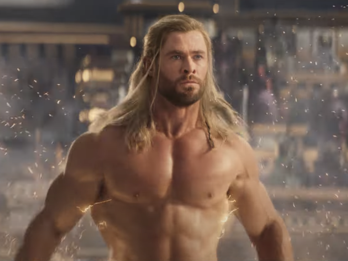 Chris Hemsworth en Thor, torse nu et cheveux longs, dans Thor&nbsp;: Love and Thunder