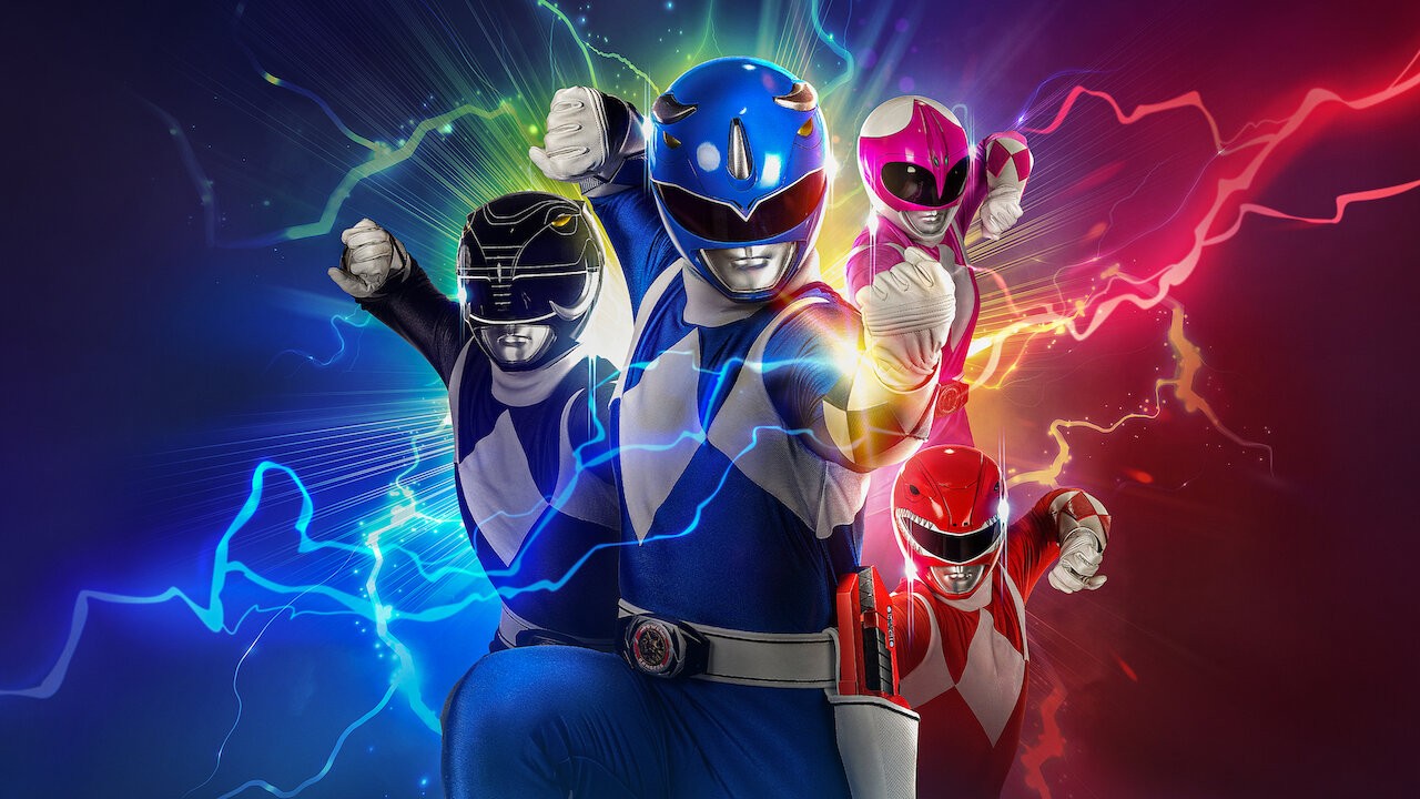 Les Power Rangers noir, bleu, rose et rouge en costume, sur fond d’éclairs colorés