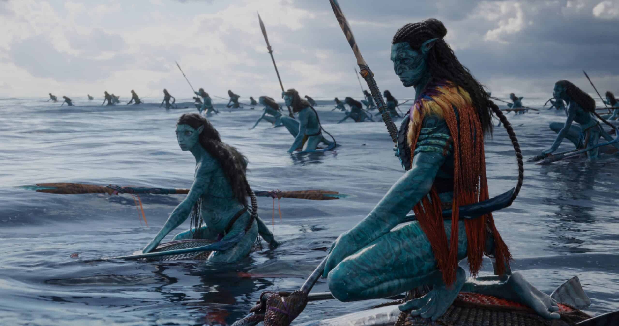 Guerriers Na’vi agenouillés sur l’eau, lances à la main