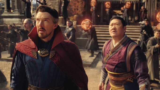Doctor Strange et Wong lèvent les yeux dans la cour d’un temple, entourés de sorciers