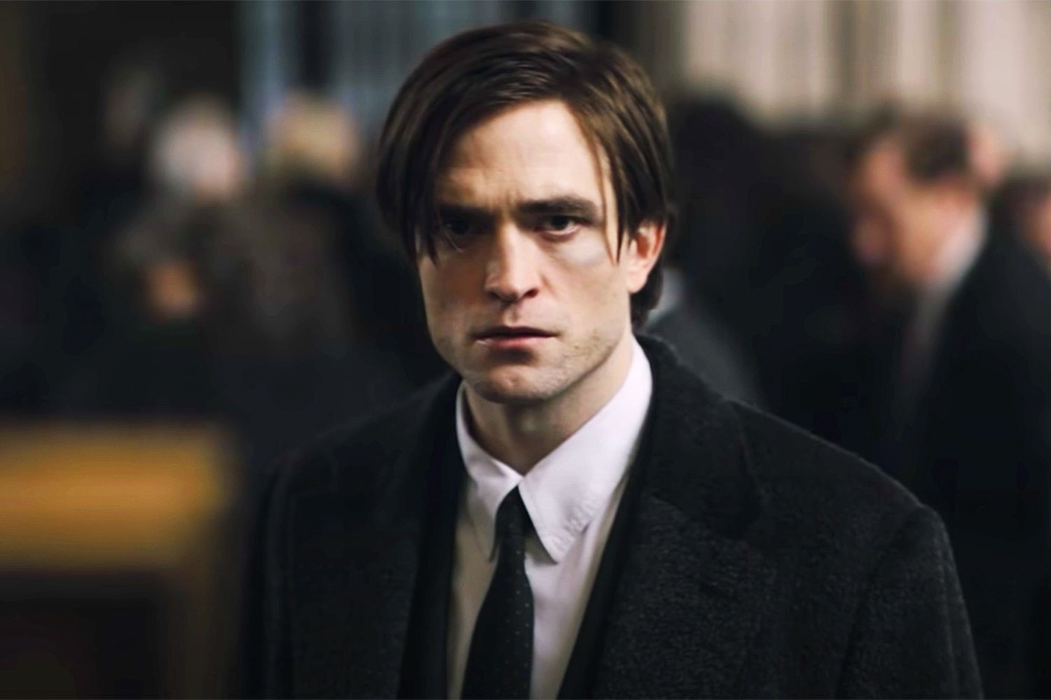 Robert Pattinson en Bruce Wayne, costume et cravate noirs, dans The Batman