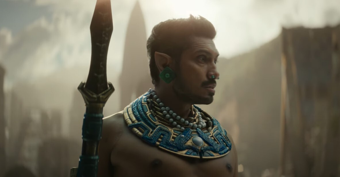 Guerrier aux oreilles pointues et au collier bleu, lance à la main