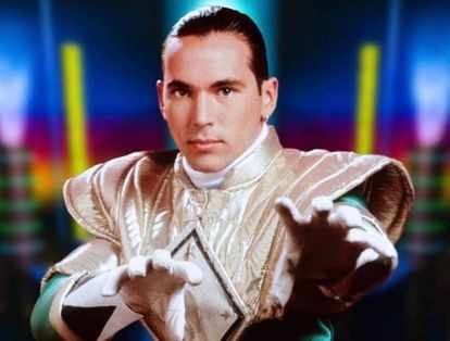 Jason David Frank en costume de ranger vert, la main tendue