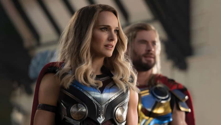 Jane Foster en armure de Mighty Thor, Thor en arrière-plan