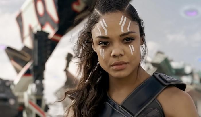 Valkyrie en armure noire, peintures de guerre blanches sur le visage