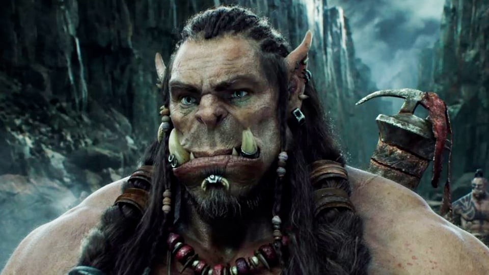 Durotan, orc aux longues tresses et aux crocs saillants, dans le film Warcraft