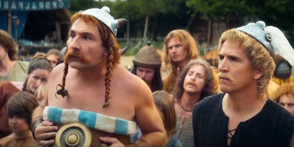 Obélix et Astérix au milieu des villageois dans Astérix et Obélix&nbsp;: l’empire du milieu