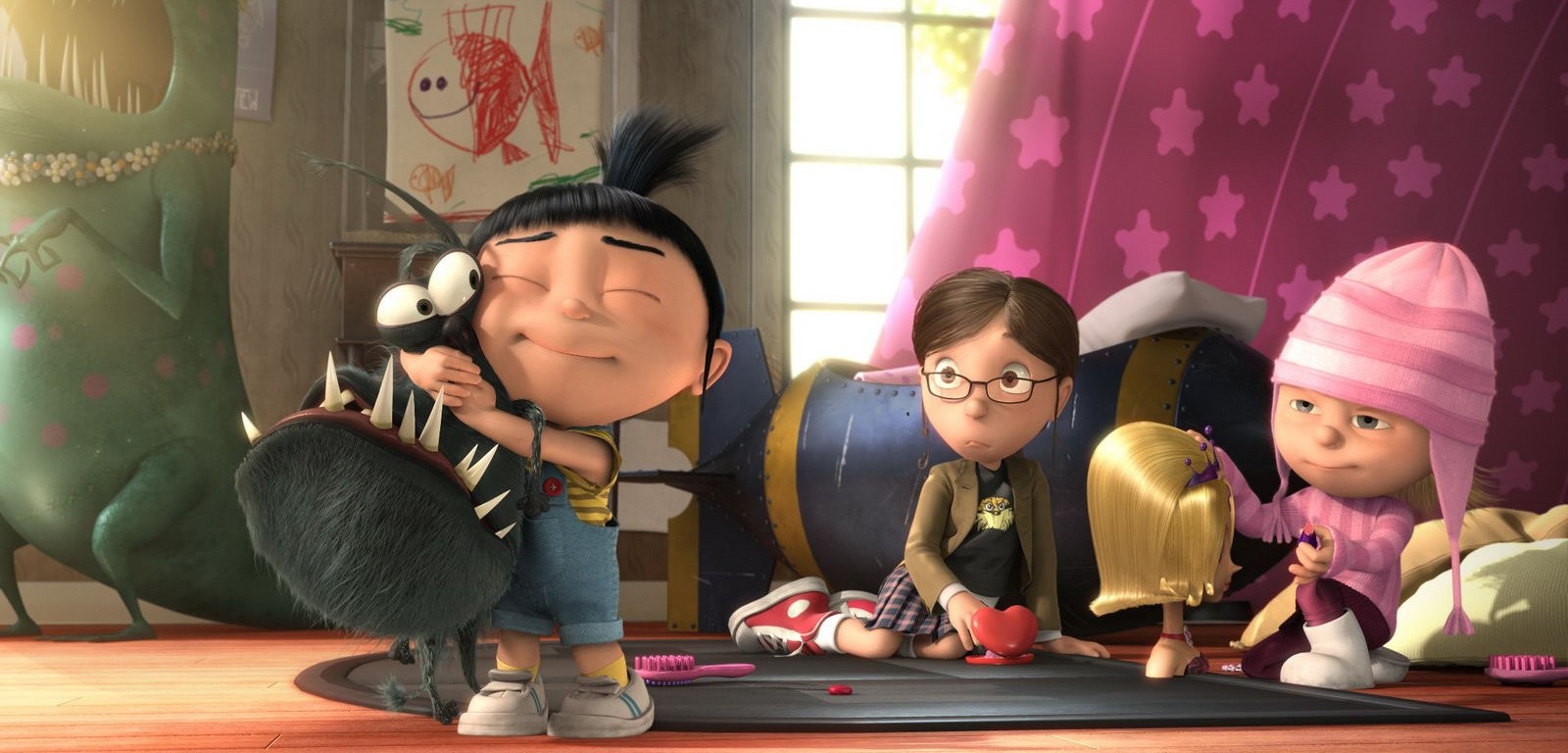Agnès serre une peluche dans ses bras près de Margo et Edith, dans Moi, moche et méchant