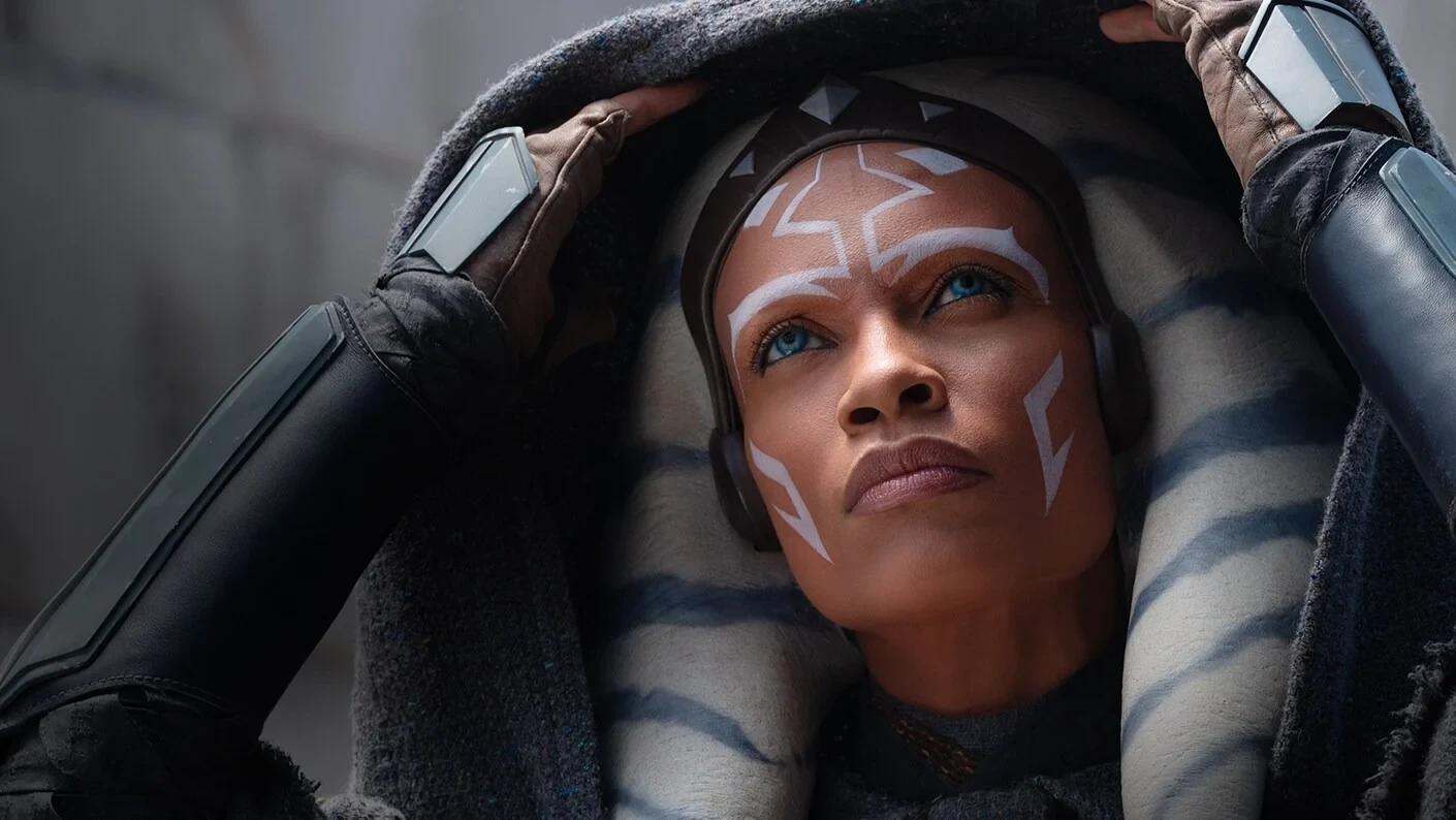 Ahsoka Tano relève sa capuche et lève les yeux vers le ciel