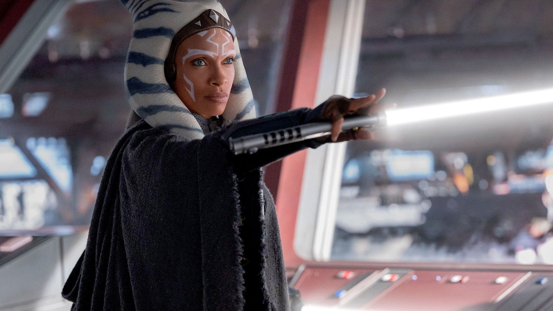 Ahsoka Tano pointe son sabre laser blanc à bord d’un vaisseau