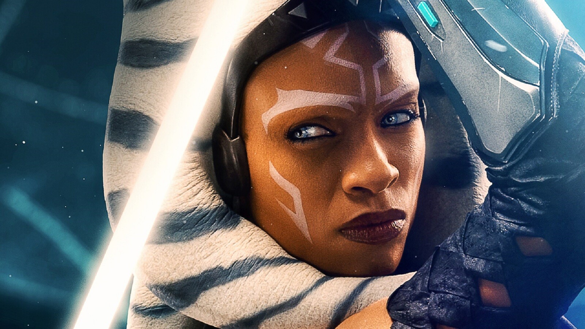 Ahsoka Tano en gros plan, sabre laser blanc allumé