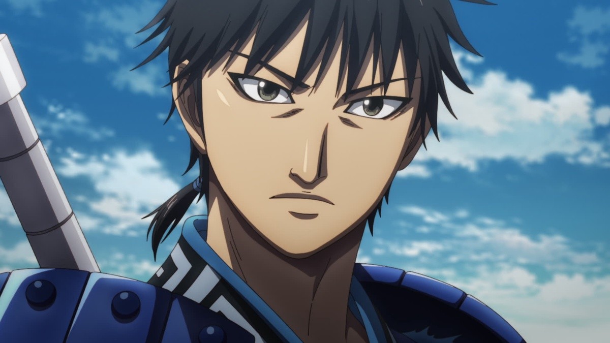 Shin, le héros de Kingdom, en armure bleue sous un ciel nuageux dans l’anime