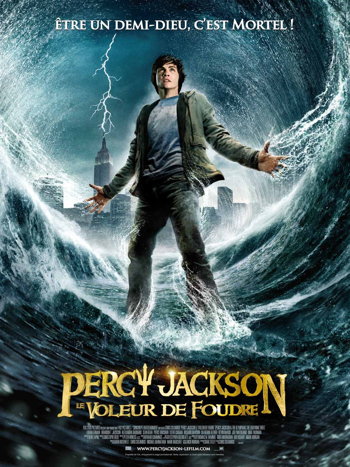 Affiche du film Percy Jackson&nbsp;: Le Voleur de foudre, le héros debout au milieu des vagues