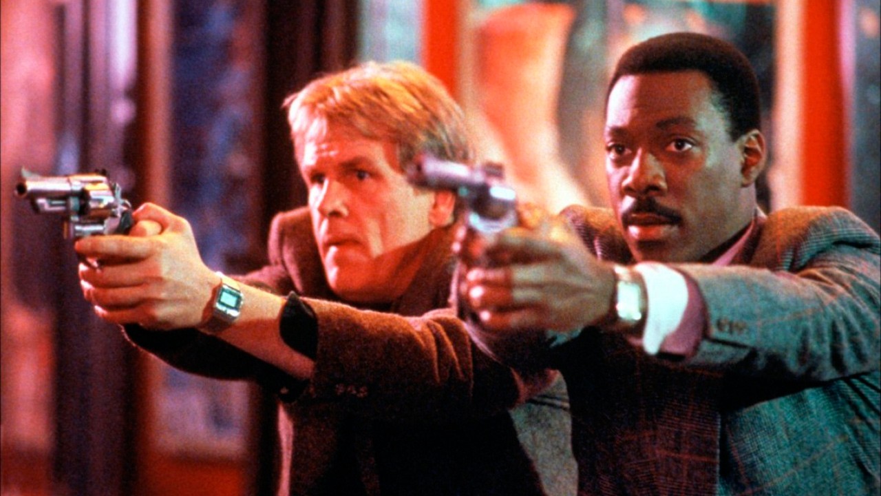 Nick Nolte et Eddie Murphy pointant leurs revolvers, scène de 48 Heures