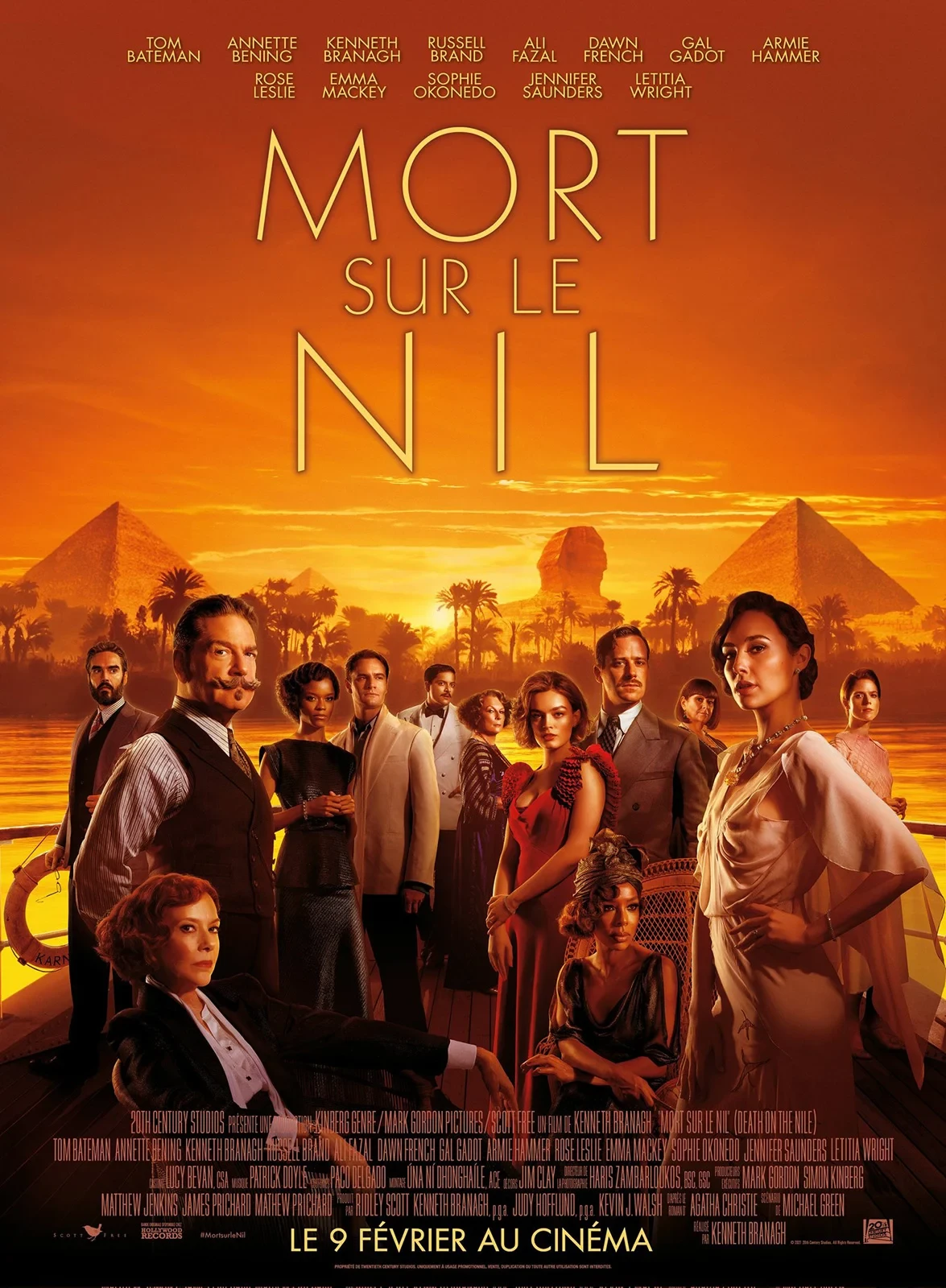 Affiche de Mort sur le Nil&nbsp;: Hercule Poirot et les passagers sur un bateau, pyramides au couchant
