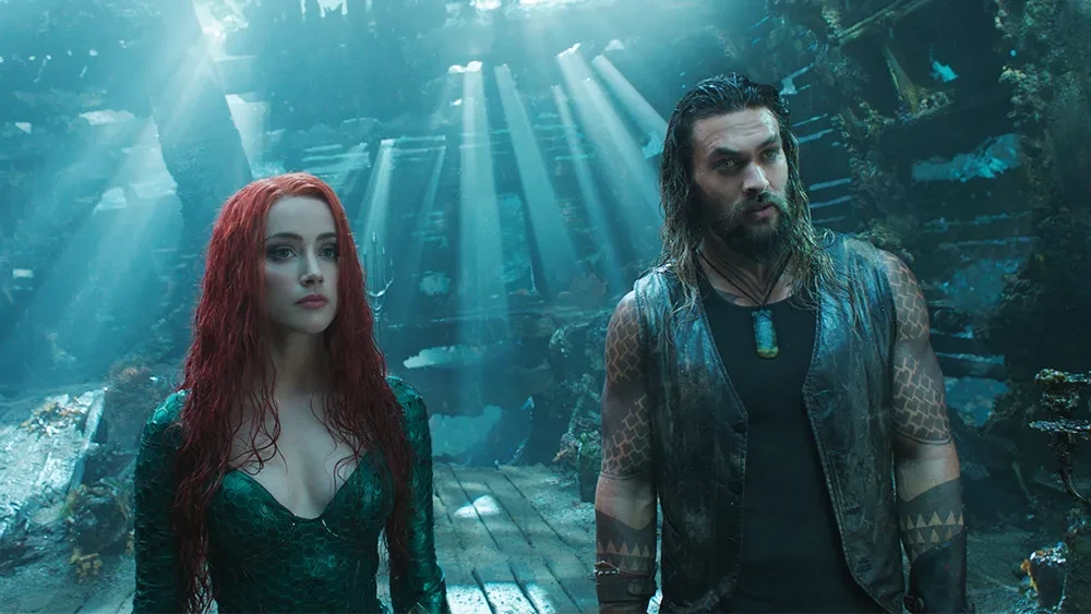 Amber Heard en Mera, cheveux rouges, aux côtés de Jason Momoa dans une épave sous-marine