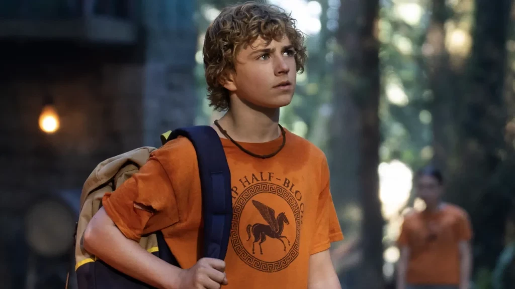 Walker Scobell en Percy Jackson, sac sur l’épaule, dans une forêt