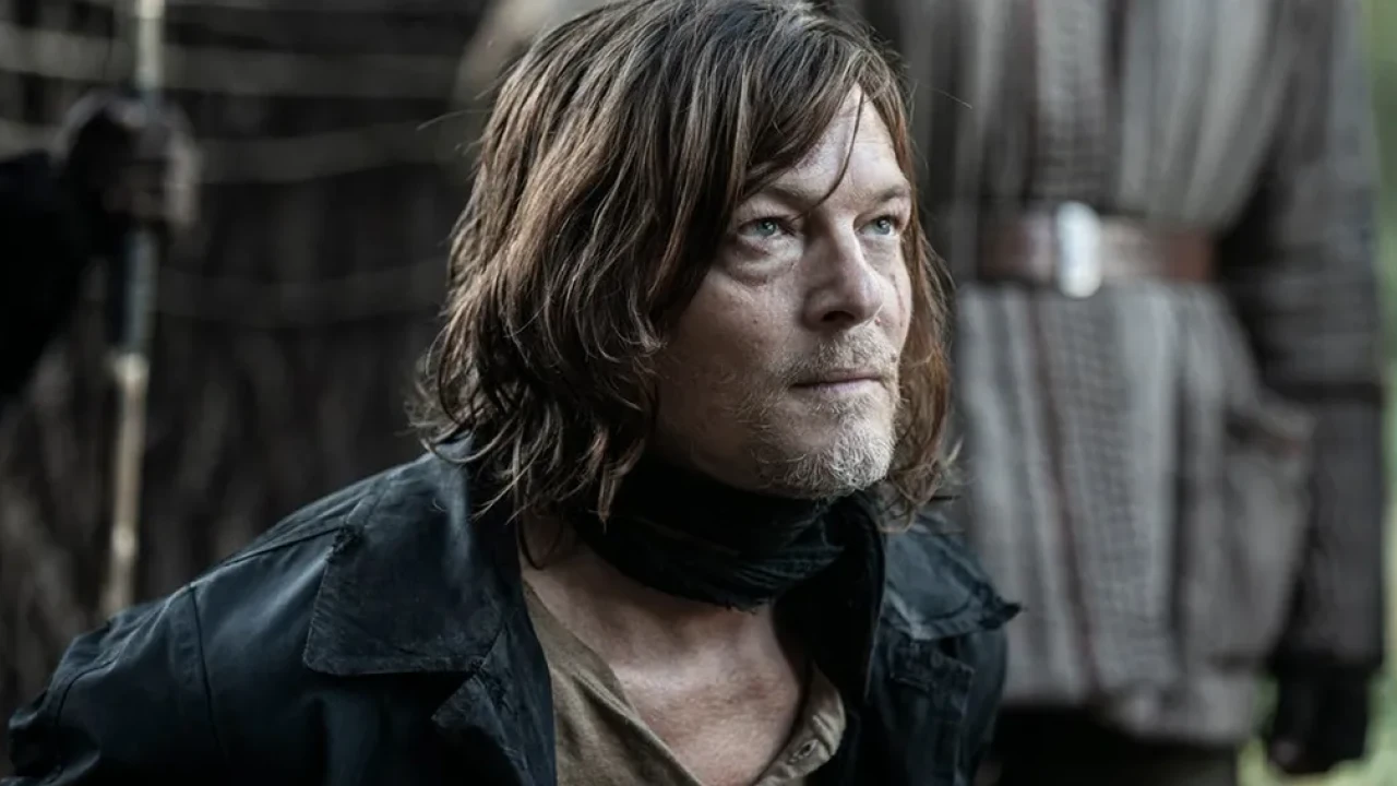 Gros plan sur Daryl Dixon, l’air méfiant, dans le spin-off de The Walking Dead