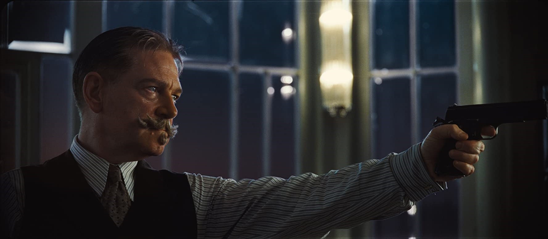 Hercule Poirot pointe un pistolet dans Mort sur le Nil