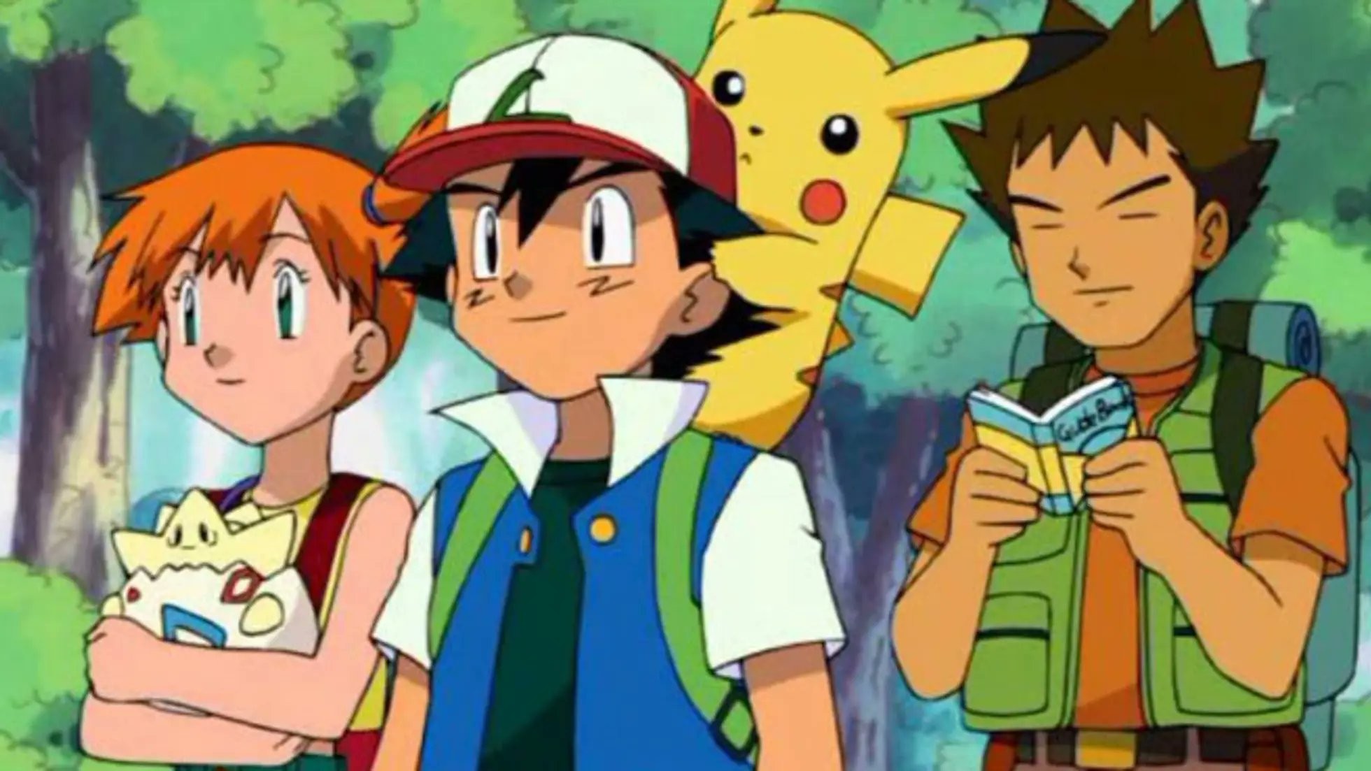 Ondine tenant Togepi, Sacha avec Pikachu sur l’épaule et Pierre plongé dans un guide, dans l’anime Pokémon