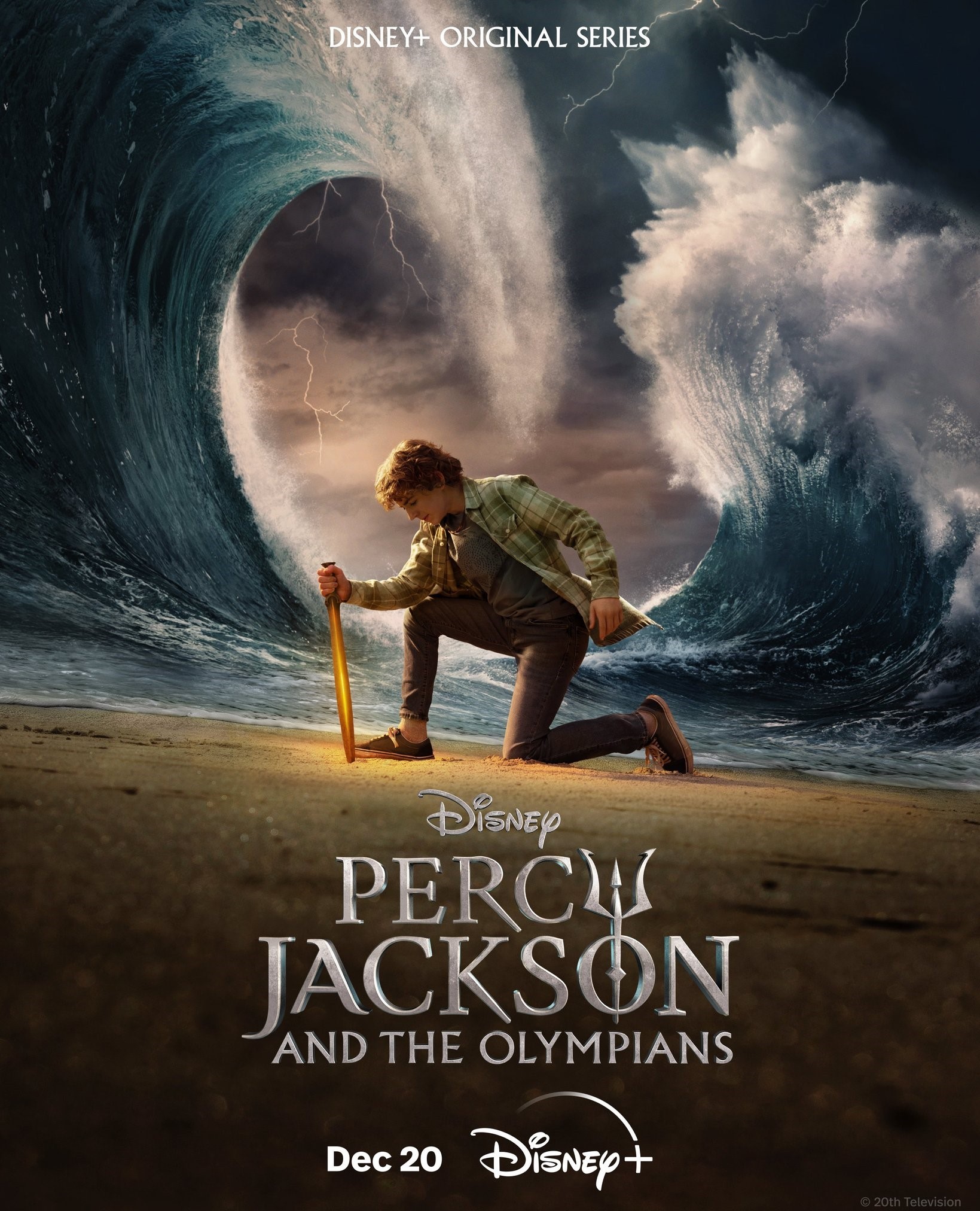 Affiche de Percy Jackson et les Olympiens&nbsp;: Percy agenouillé sur une plage devant une vague géante