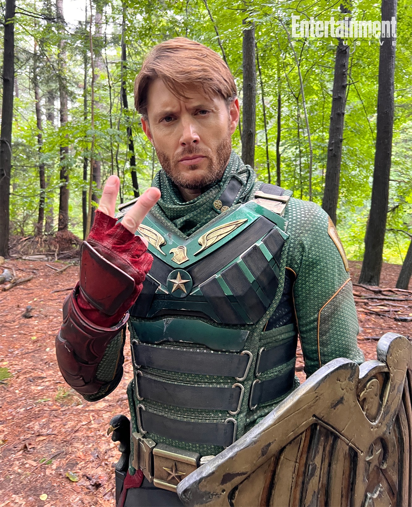 Jensen Ackles en costume de Soldier Boy, en forêt, bouclier à la main