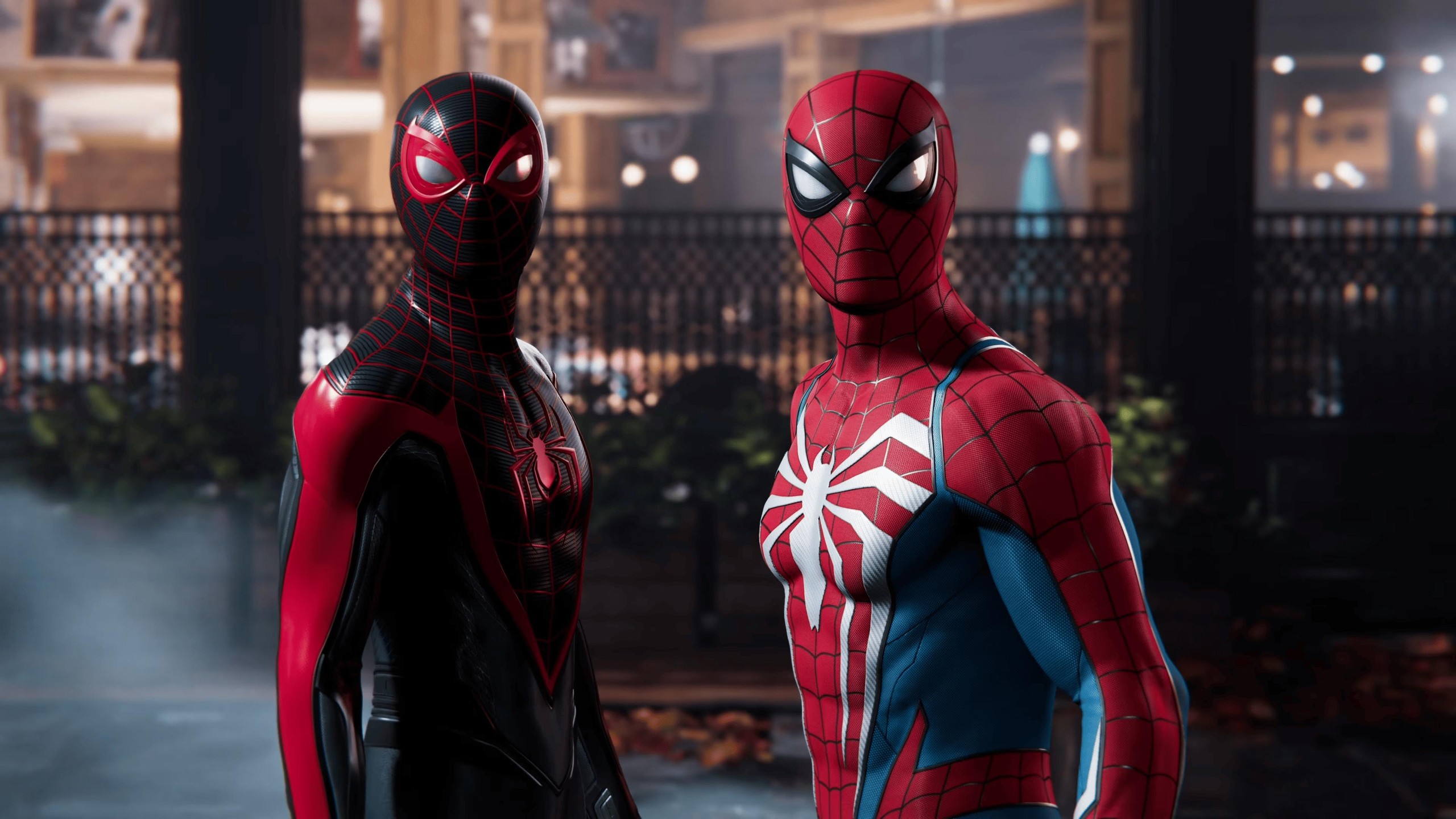 Miles Morales et Peter Parker en costume de Spider-Man côte à côte dans Marvel’s Spider-Man 2