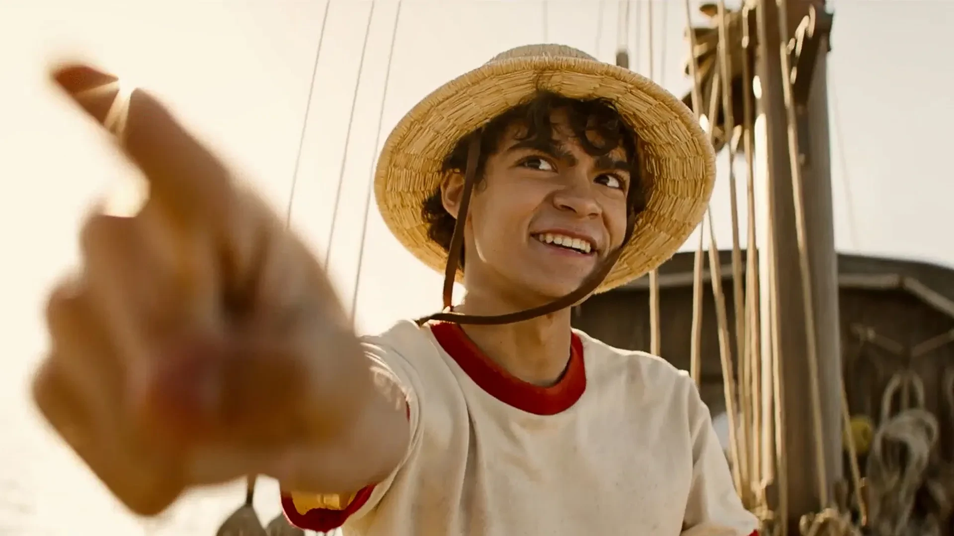 Luffy souriant pointe le doigt vers l’horizon, scène de la série live action One Piece